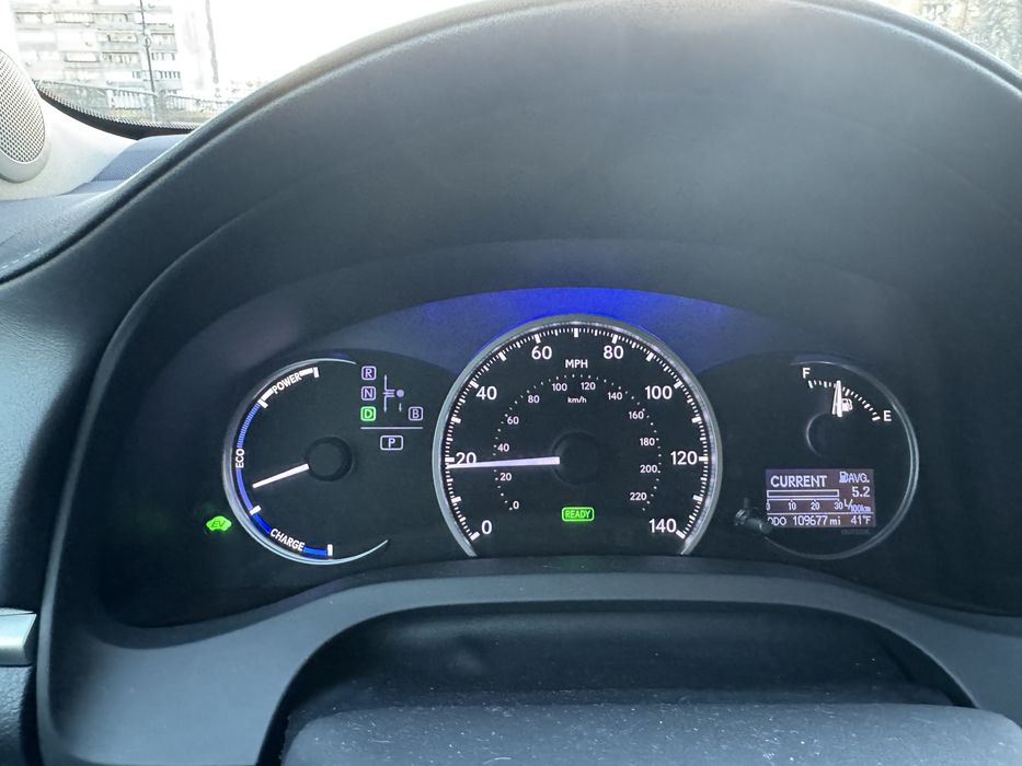 Lexus ct200h 2012 року