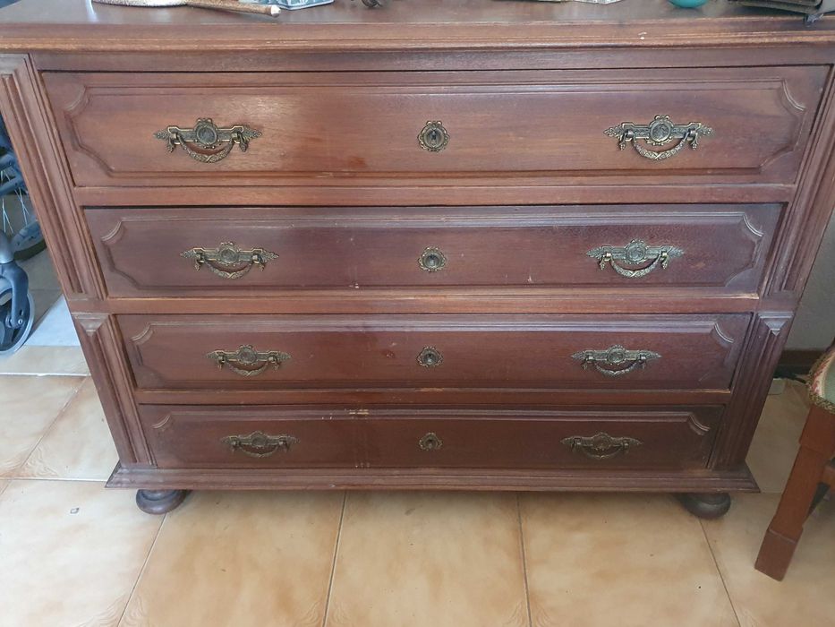 Cama, duas Mesas de Cabeceira e Cómoda estilo Torcidos e Tremidos