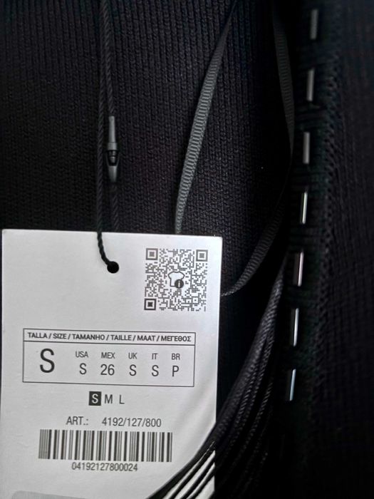 Zara sukienka z frędzlami i dekoltem czarna