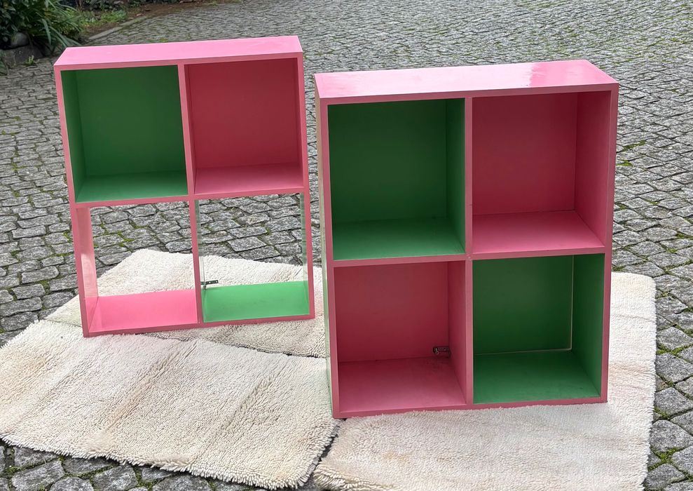 estantes coloridas de parede