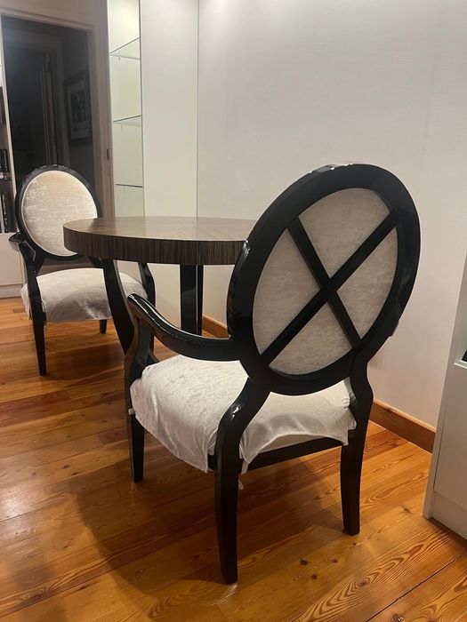 Conjunto de mesa com cadeiras em veludo