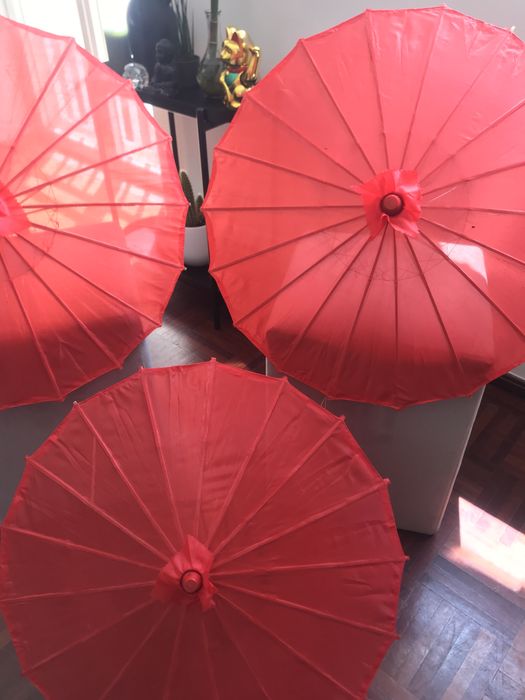 Chapéus sol/chuva vermelhos + leque chineses/japoneses