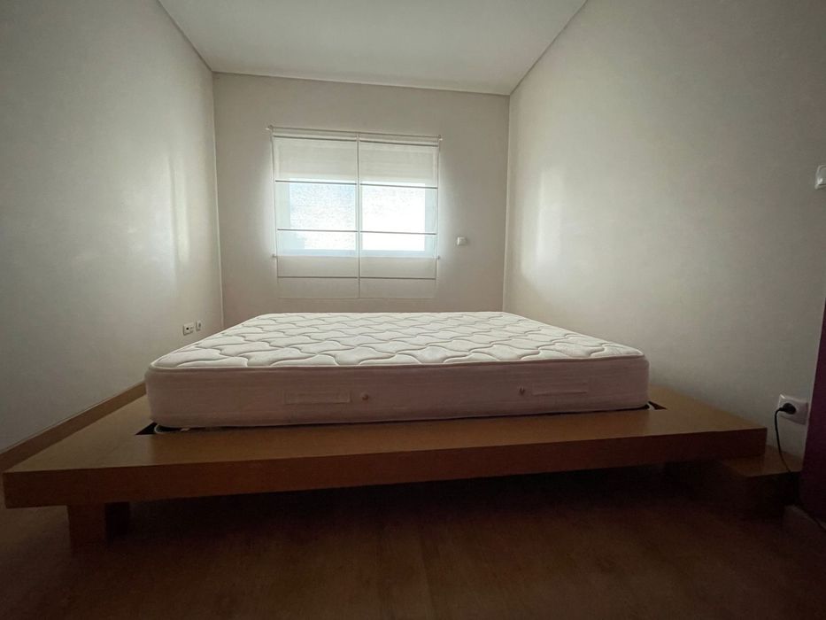 Estrutura de cama com mesa de cabeceira64398353138946121