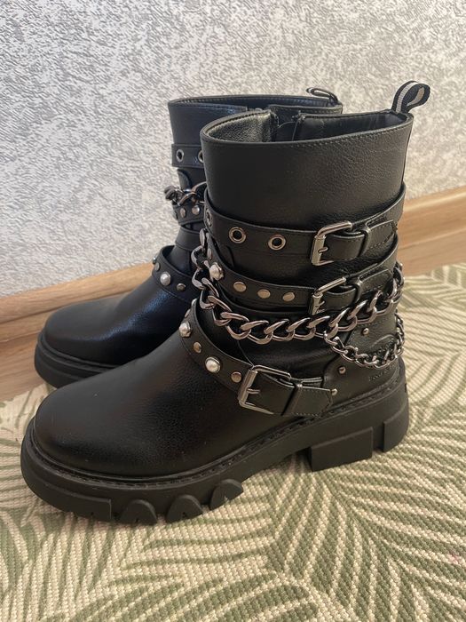 Взуття. Черевики Dockers розмір 37