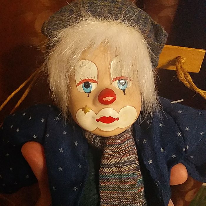 Игрушка клоун на качеле.