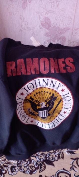Світшот светр рокгурту RAMONES фірми H& M теплий