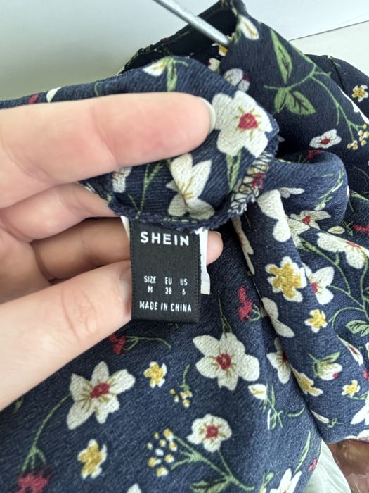 Віддам безкоштовно спортивну футболку HM і пліття Shein