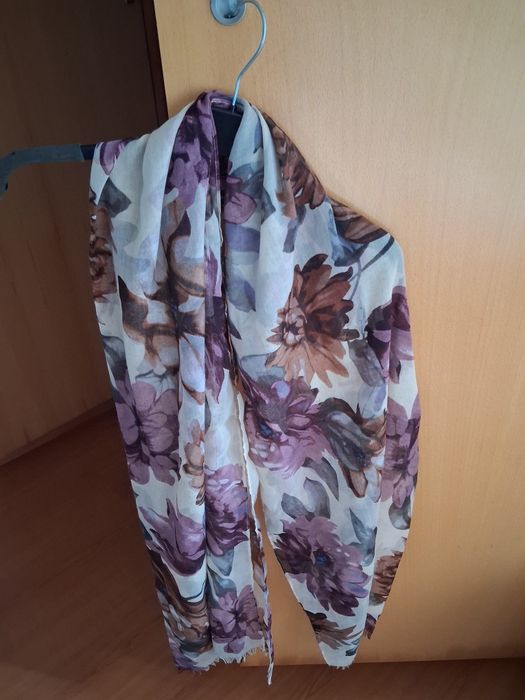 Vários lenços e echarpes