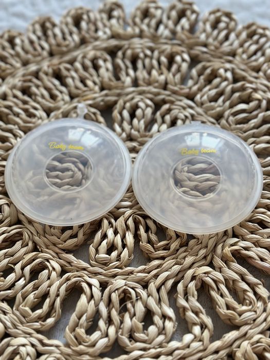 Контейнери накладки на груди для збору грудного молока при годуванні