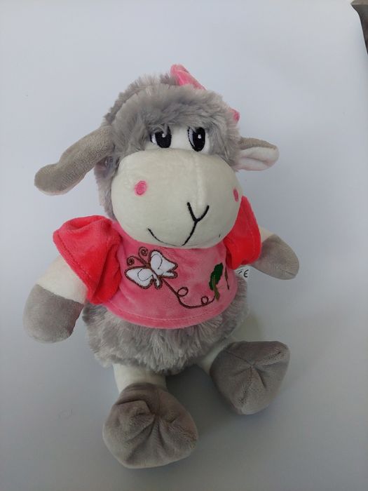 Pluszowa owieczka z różową kokardą i bluzeczką