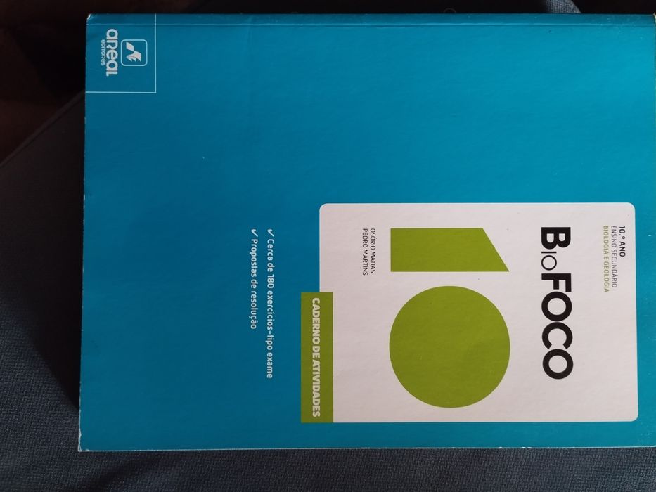 Cadernos de atividades de várias disciplinas
