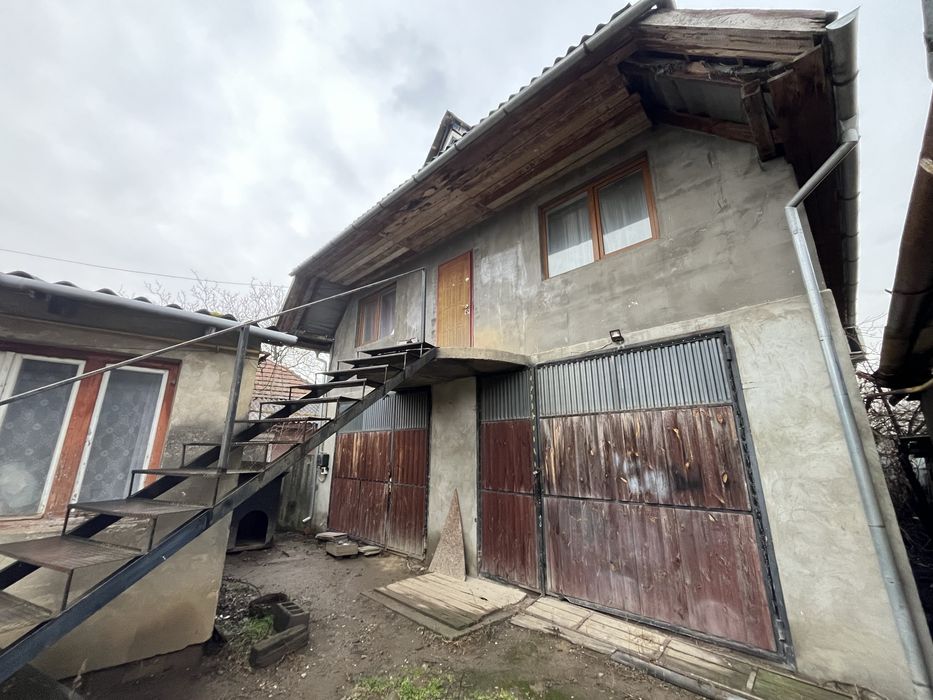 Продам будинок 206 м2 два гаражи приват ділянка 3,5 сотки Берегово