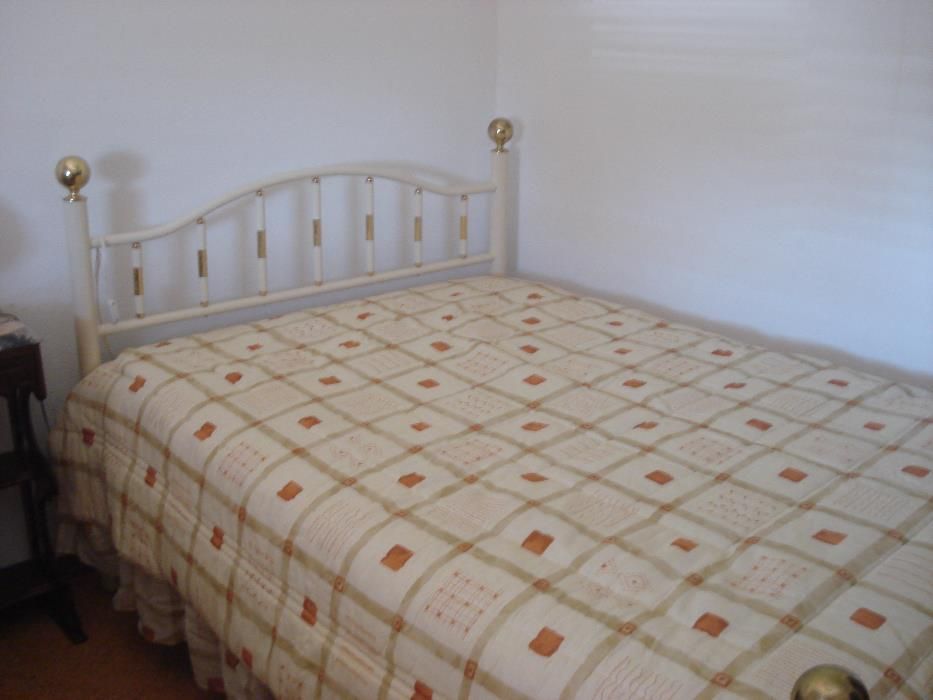 1 cama em latão e ferro