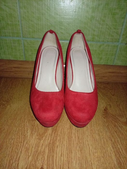 Продаються туфлі