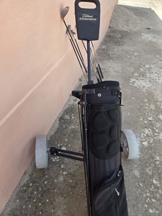 Carrinho de golf com tacos