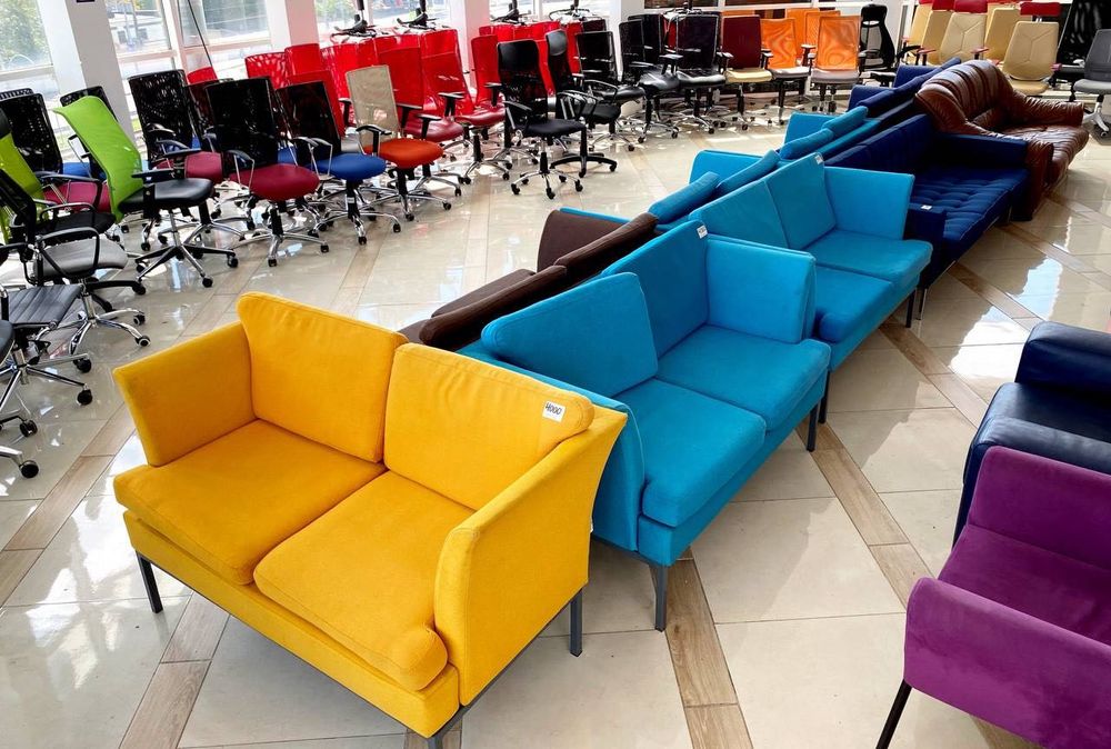 РАСПРОДАЖА большого офисного центра стулья и кресла стільці крісла