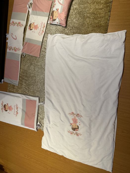 Conjunto bonito de berço protetor com o nome Carminho gravado