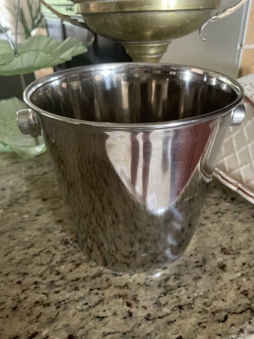 Stary pojemnik wiaderko na lód