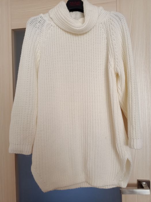 Golf damski w kolorze ecru.