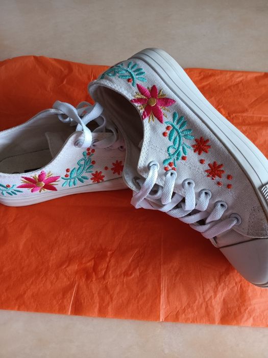 2 pares de ténis ÷ umas sandálias de senhora Pepe Jeans