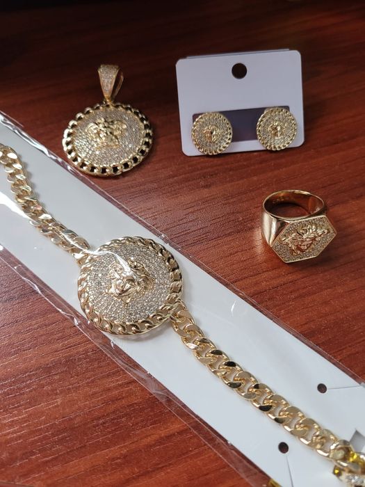 Pierścionek w stylu versace