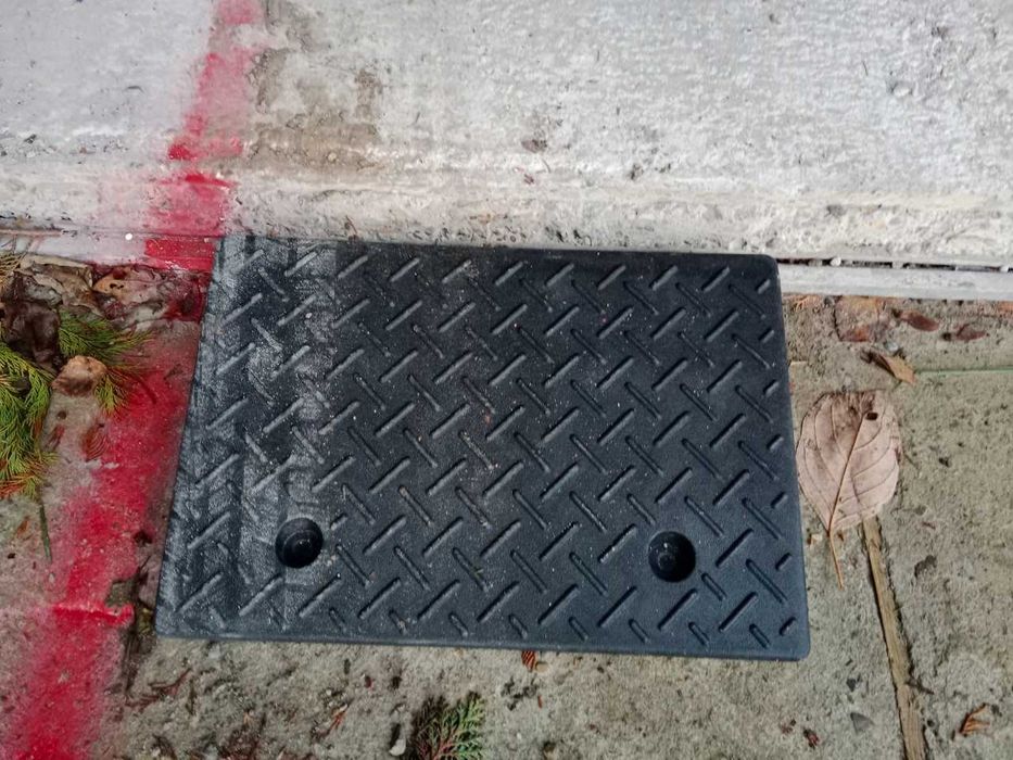2 gumowe rampy podjazdowe pod krawężnik 8 cm czarne