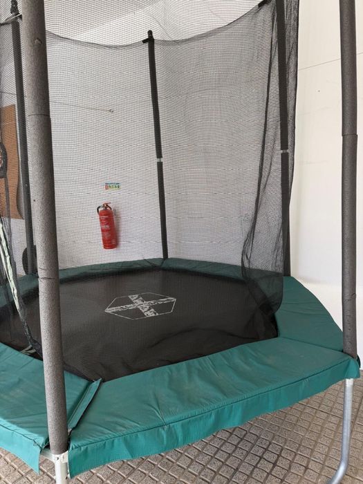 Trampolim  300 com rede de proteção