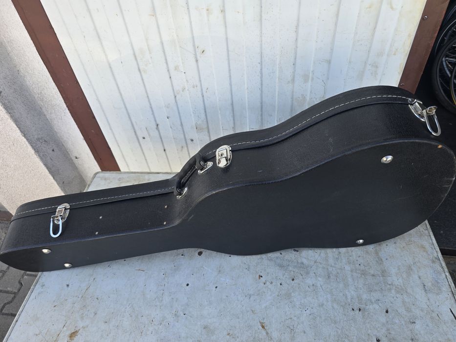 Futerał na gitarę. Gitara gratis.