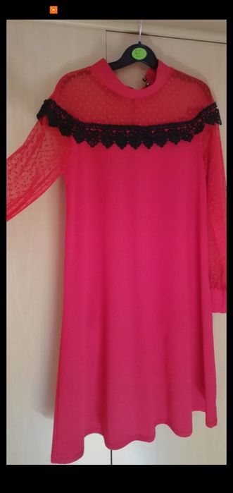 Vestido vermelho com peito e mangas transparentes