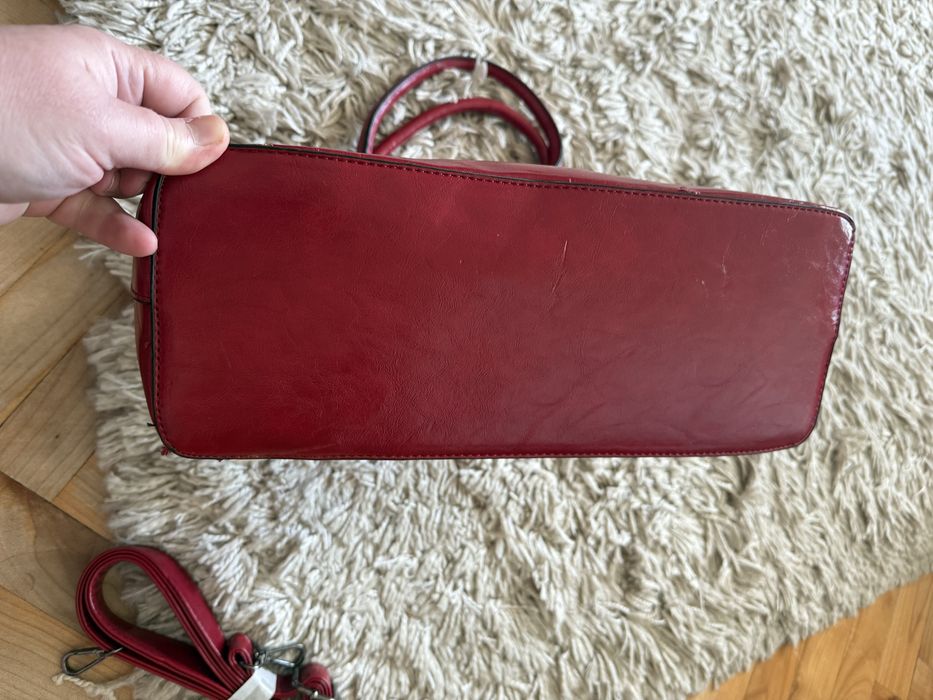 Czerwona torebka ze skory