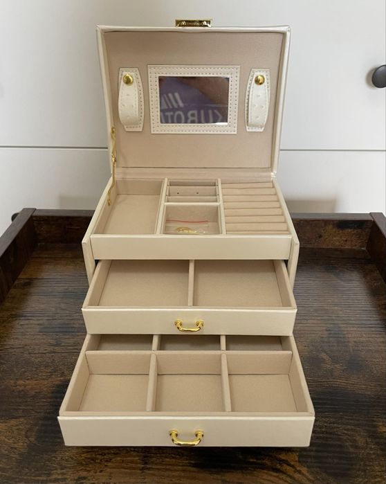 Satynowy kuferek szkatułka na biżuterię z lusterkiem