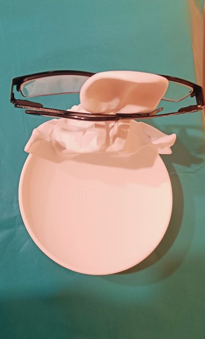 Stojak na okulary czaszka