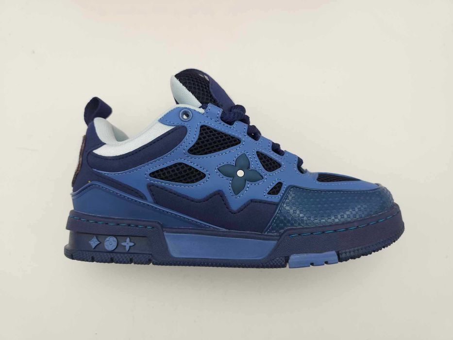Sapatilhas azuis de qualidade excelente em caixa