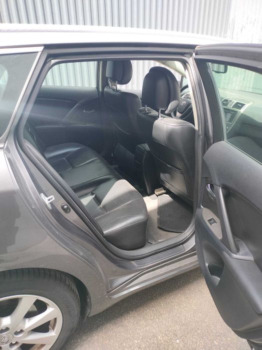 Toyota Avensis T27 2010