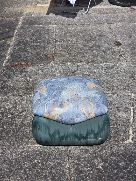Pufe/apoio de pés estofado (verde + estampado azul) - perfeito estado