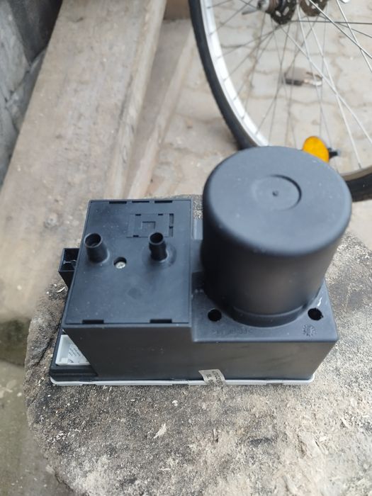 Pompka zamka centralnego moduł komfortu audi a3 8l