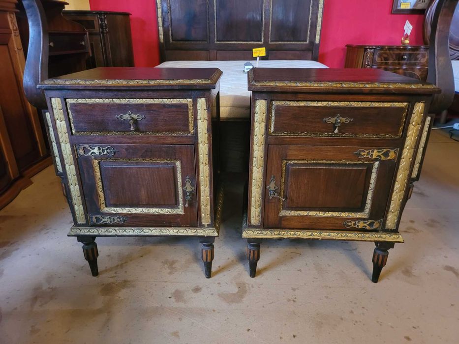 Muito bonito conjunto de cama antiga com duas mesas de cabeceira