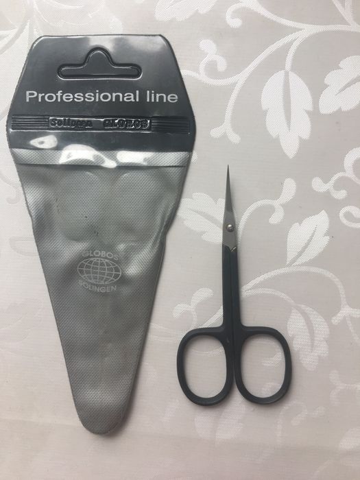 Маникюрные ножницы для кутикулы и кусачки.