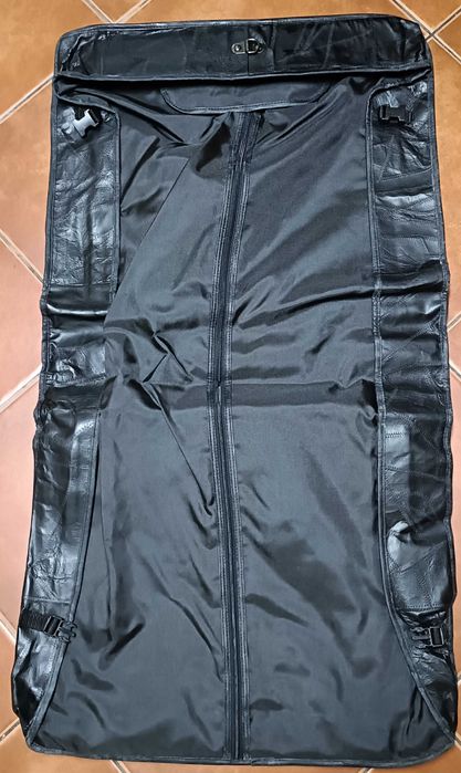 Mala em Pele preta para transportar fatos.