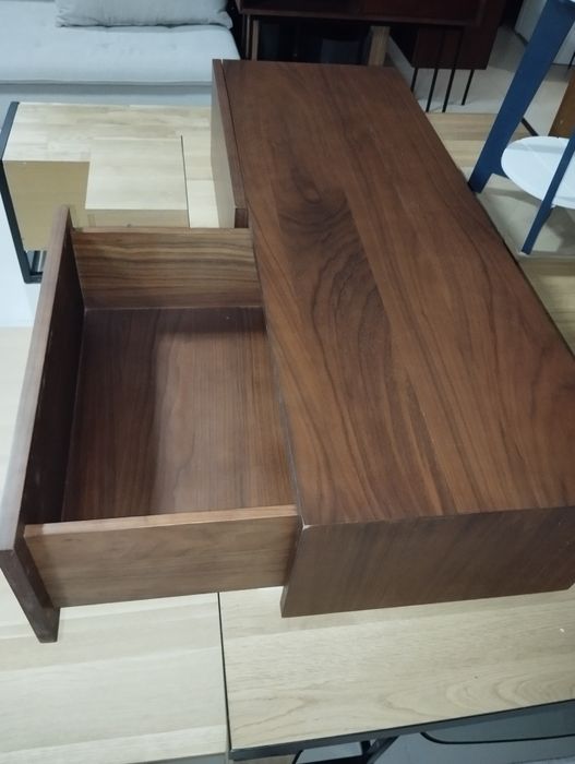 Móvel suspenso em Nogueira