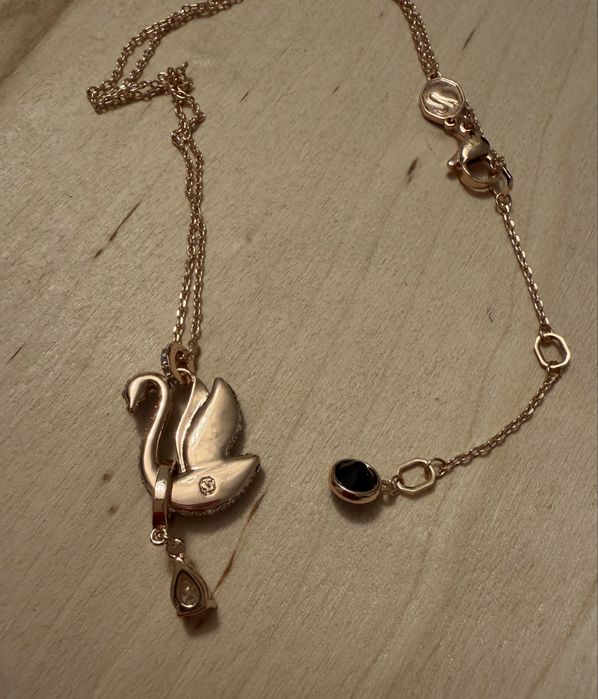 Naszyjnik Czarny łabędź z łezką sygn Swarovski