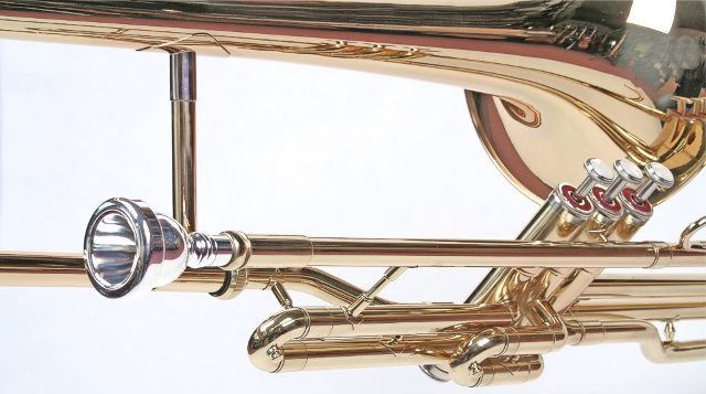 Trombone de pistões dourado em Bb