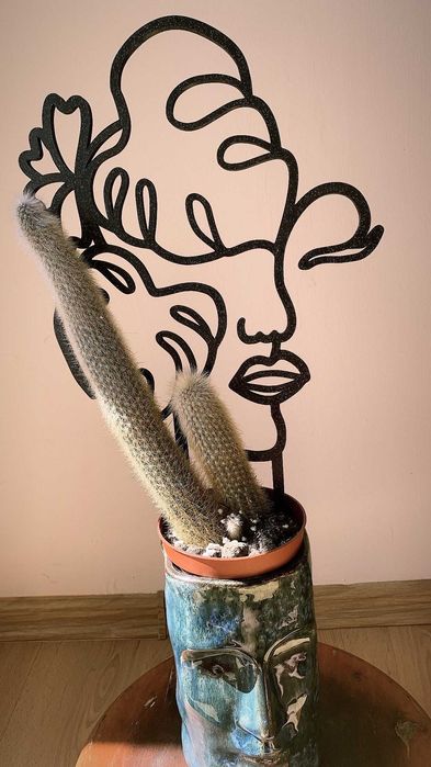 Dekoracyjna podpórka do roślin kobieta z monsterą