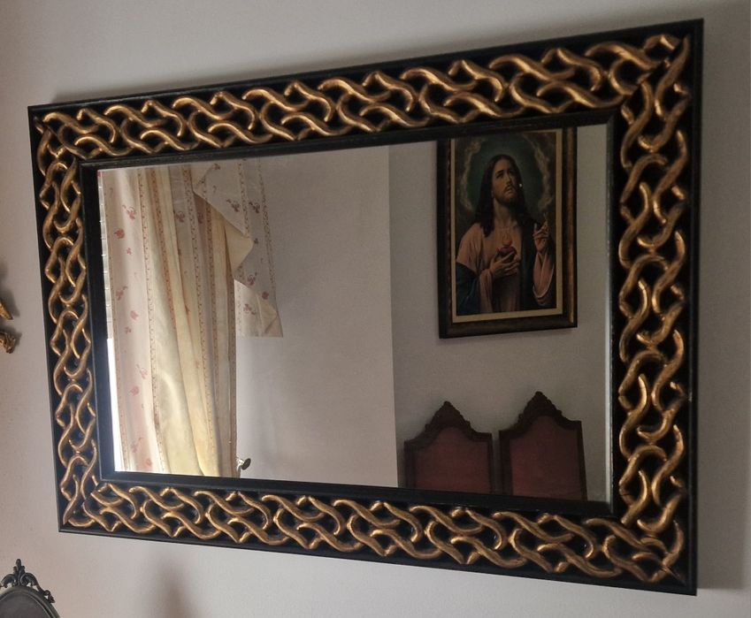 Espelho com moldura dourada