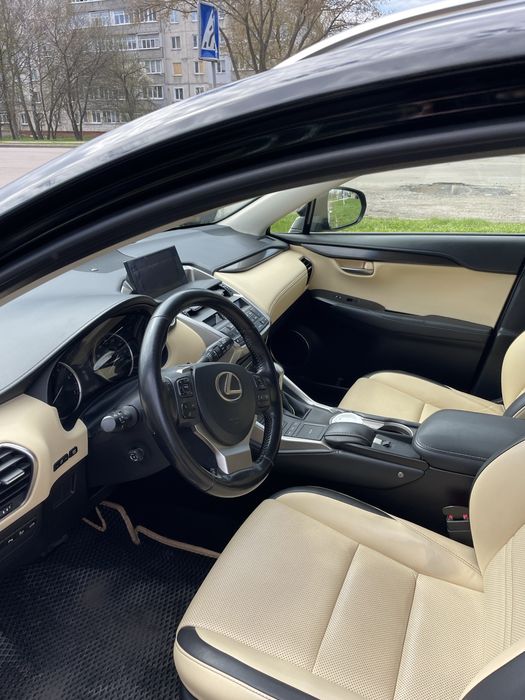 Автомобіль LEXUS