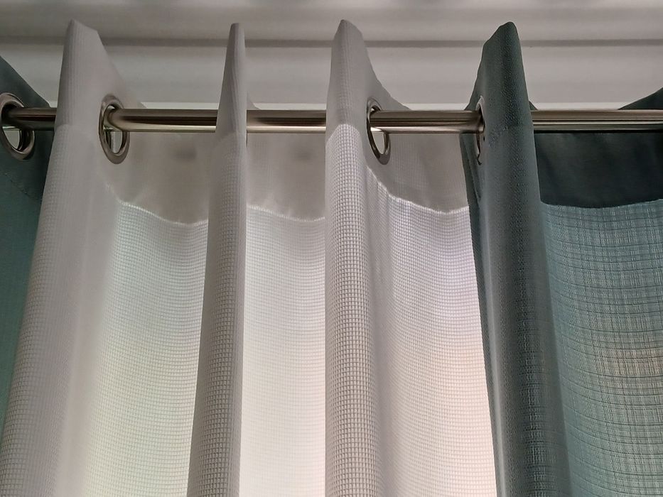 Cortinados verde água e branco