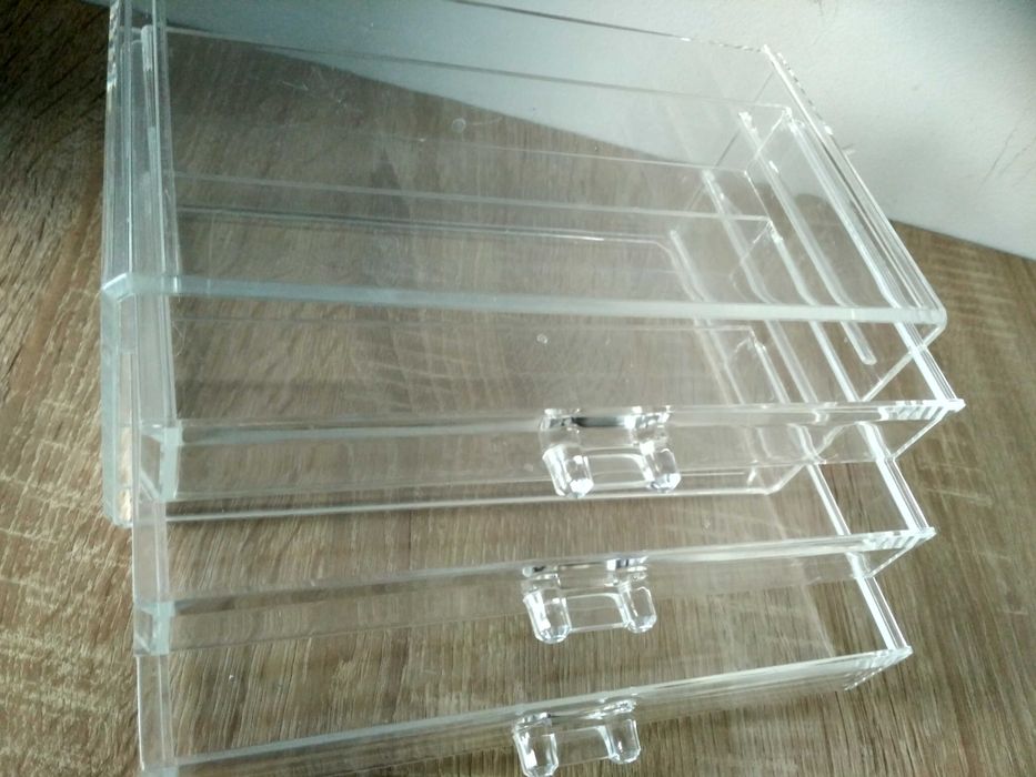 Akrylowe pudełko do przechowywania kosmetyków z 3 szufladami