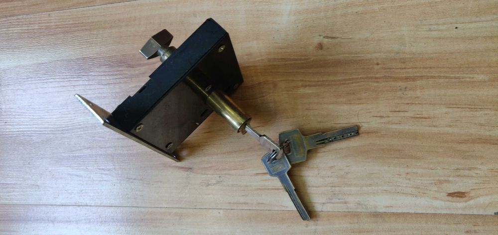 Врезной замок с цилиндром