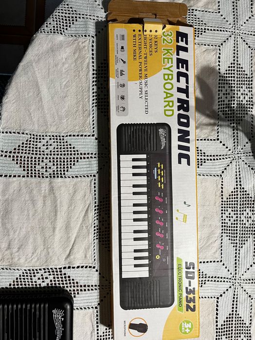 Piano elétrico com 32 teclas
