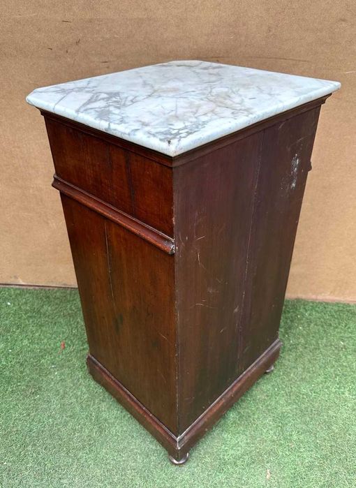 Mesa de cabeceira antiga